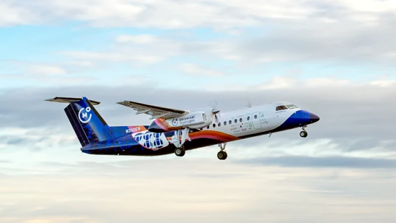 Dash-8 Commuter Plane Flies for 15 Minutes with Hydrogen Fuel-Cell Engine